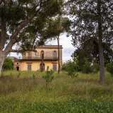 Lateralmente alla villa � presente una piccola cappella conclusa sulla sommit� da un timpano triangolare
